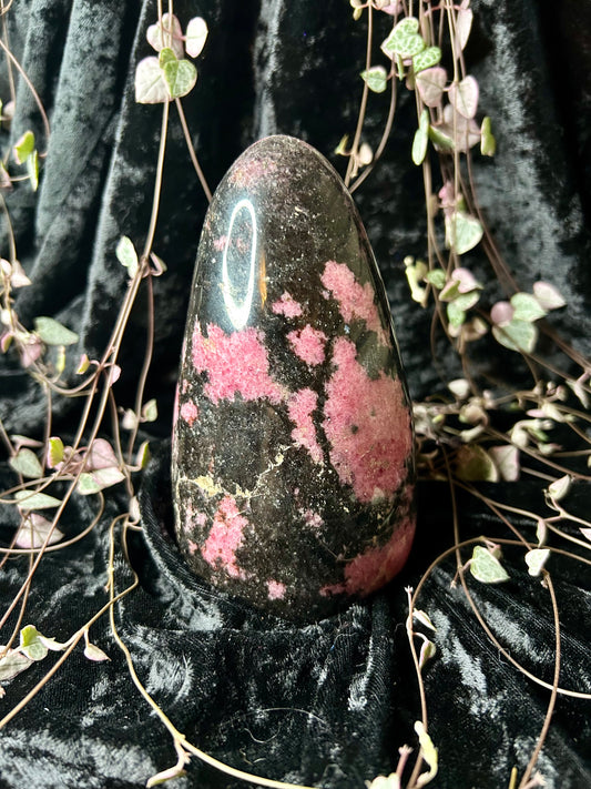 Rhodonite free form